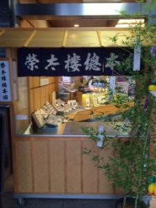 榮太樓総本鋪日本橋本店の店頭にある復元屋台です。