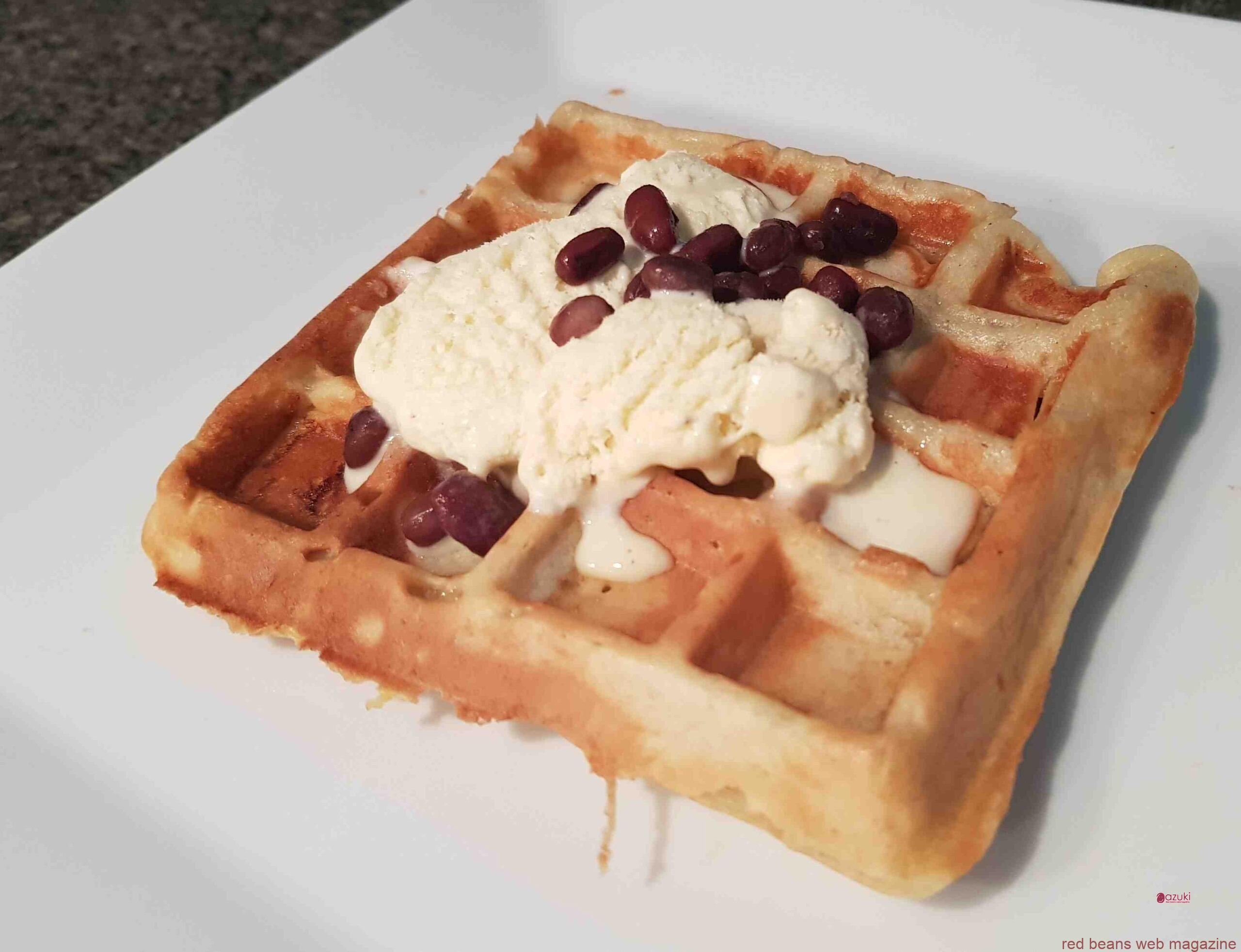 餅ワッフルにアイスと餡のトッピング